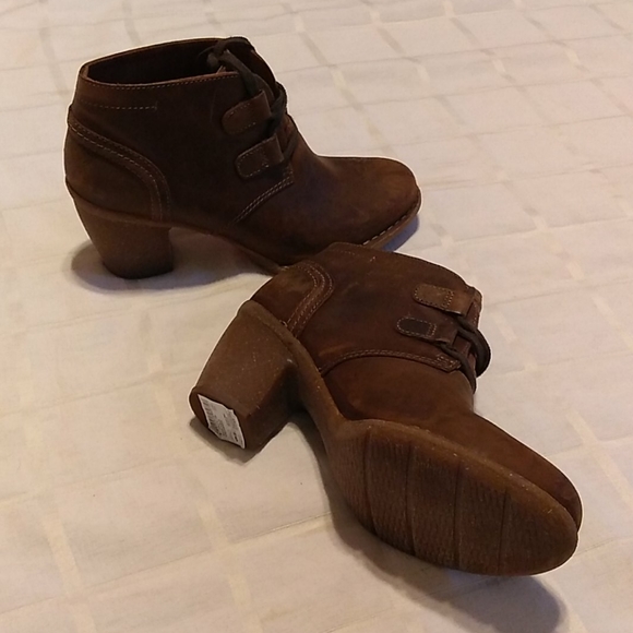 *SALE NWOB Clarks Carleta Lyon Leather Booties - Picture 2 of 13